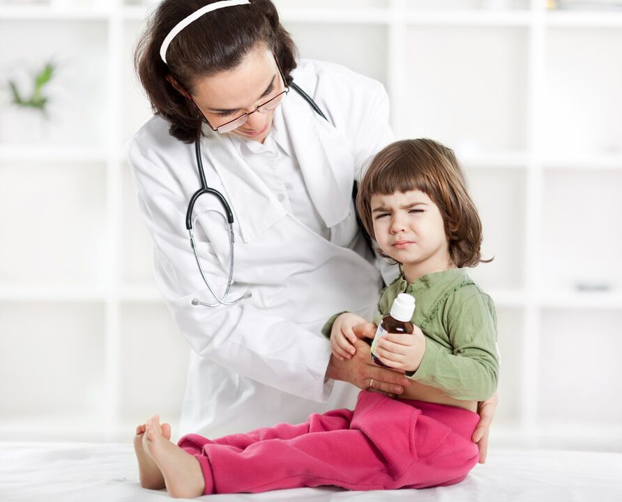 az orvos megvizsgálja a gyermeket a férgek tüneteire
